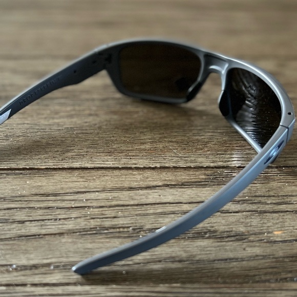 SOLD—Drop Point Armed Forces Collection Oakley Sunglasses NWT • Dark grey frame - Picture 6 of 9